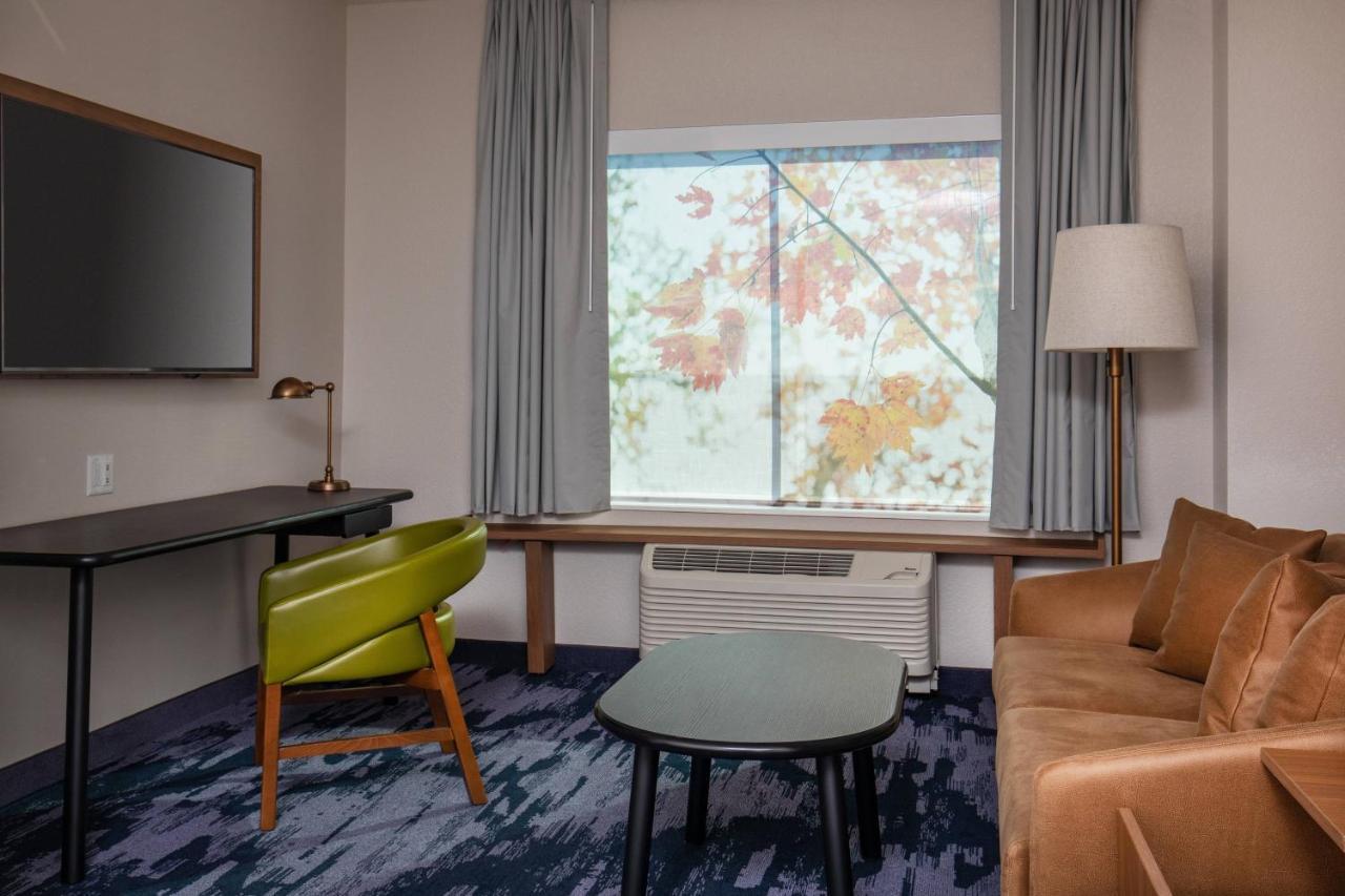 Fairfield Inn & Suites By Marriott Mcpherson Exterior photo